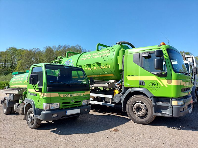 Nissan Cabstar i Renault Premium — dwa zielone pojazdy asenizacyjne obok siebie